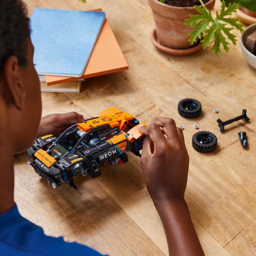 lego-technic-42166-neom-mclaren-extrem-1