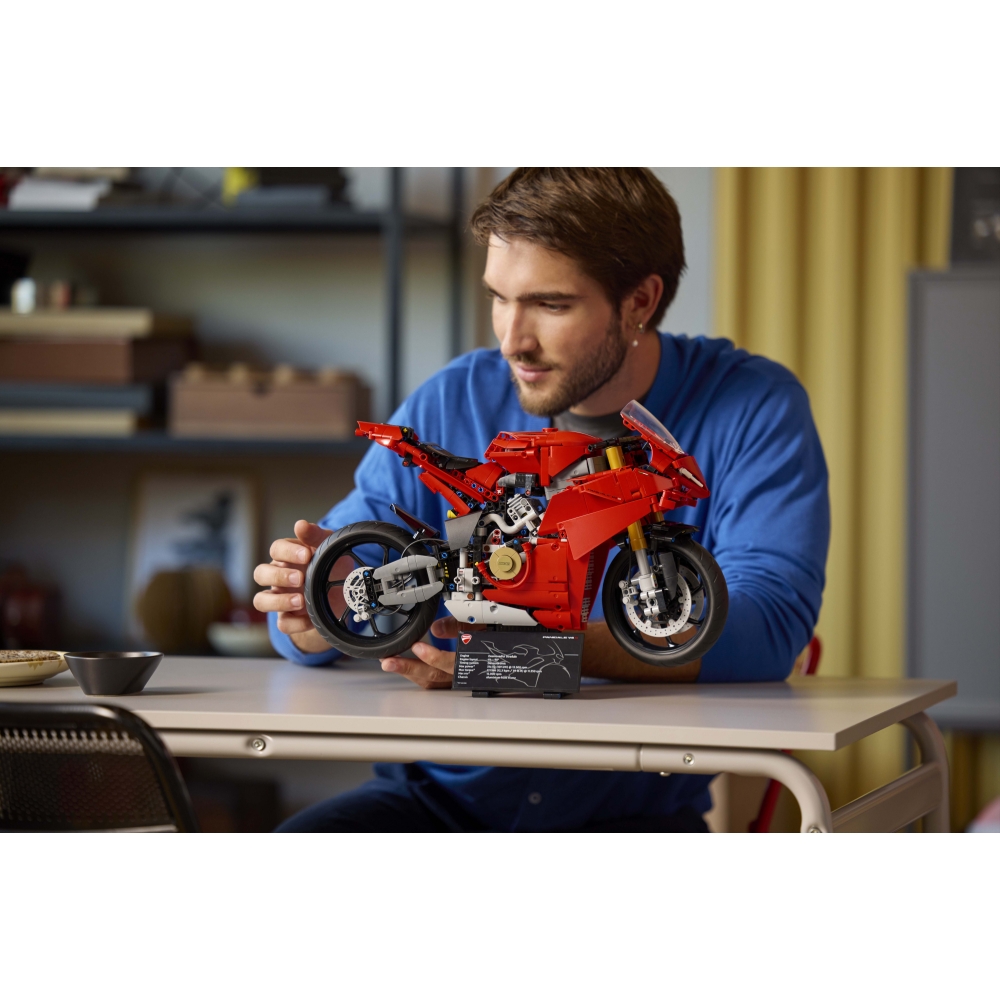lego-technic-ducati-panigale-v4-s-mootor-1